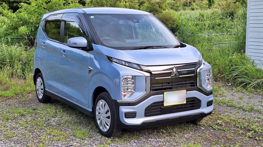 三菱eKクロスEV（ライトブルー）の正面斜めからの外観