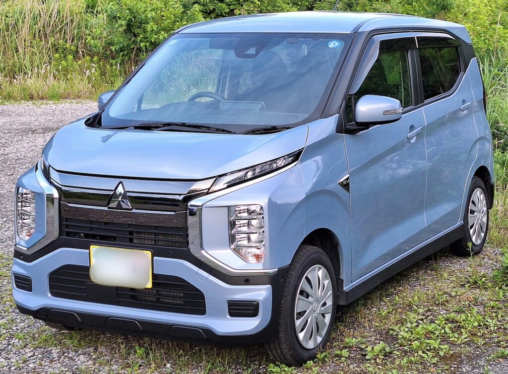 KクロスEVのフロントデザインを左斜め前から撮影