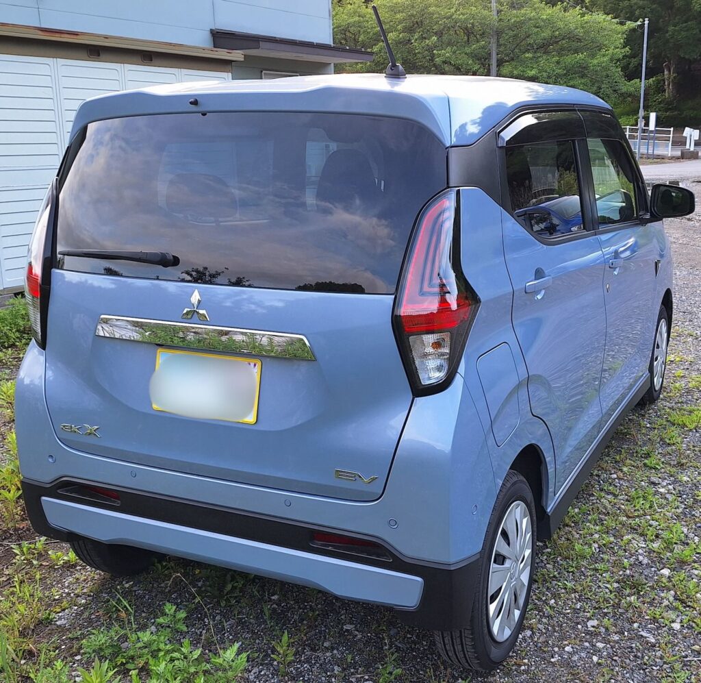 eKクロスEVの後ろ姿と充電ポート側のリアビュー
